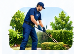 Jardinier professionnel entretenant les espaces verts
